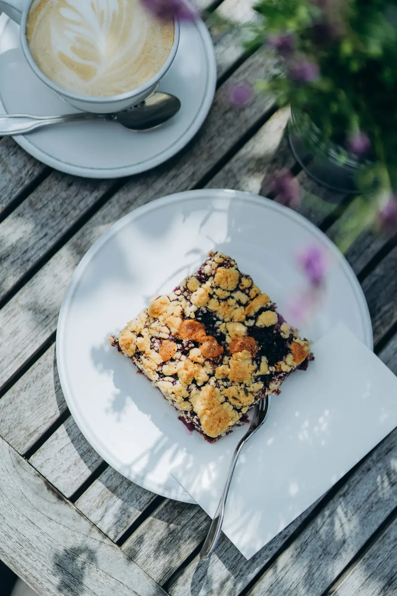 Beeren-Streuselkuchen mit Cappuccino