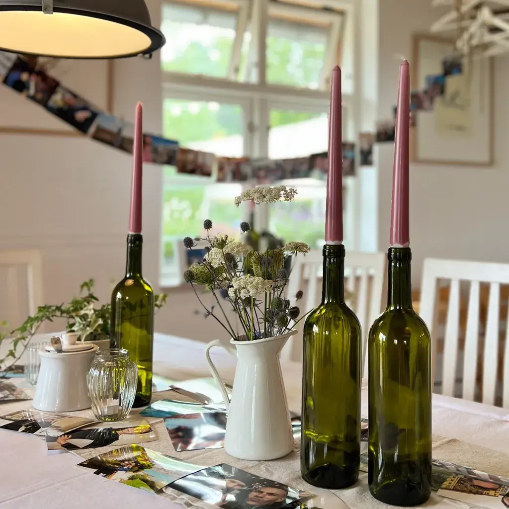 Liebevoll gedeckter Tisch im Café der Mühle