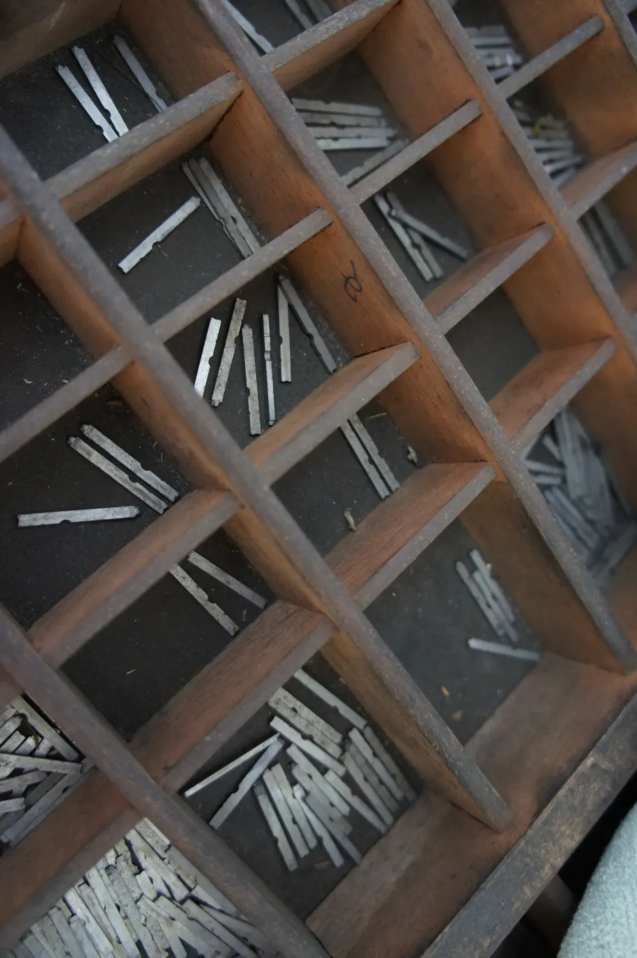 Setzkasten mit feinen Drucklettern in Holzfächern