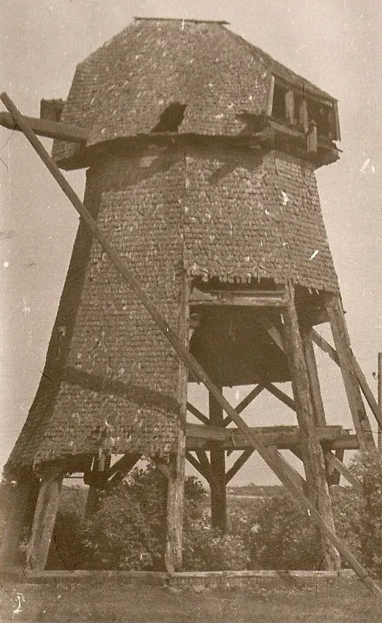 Historische Aufnahme der verfallenen alten Mühle auf hölzernem Bockgerüst