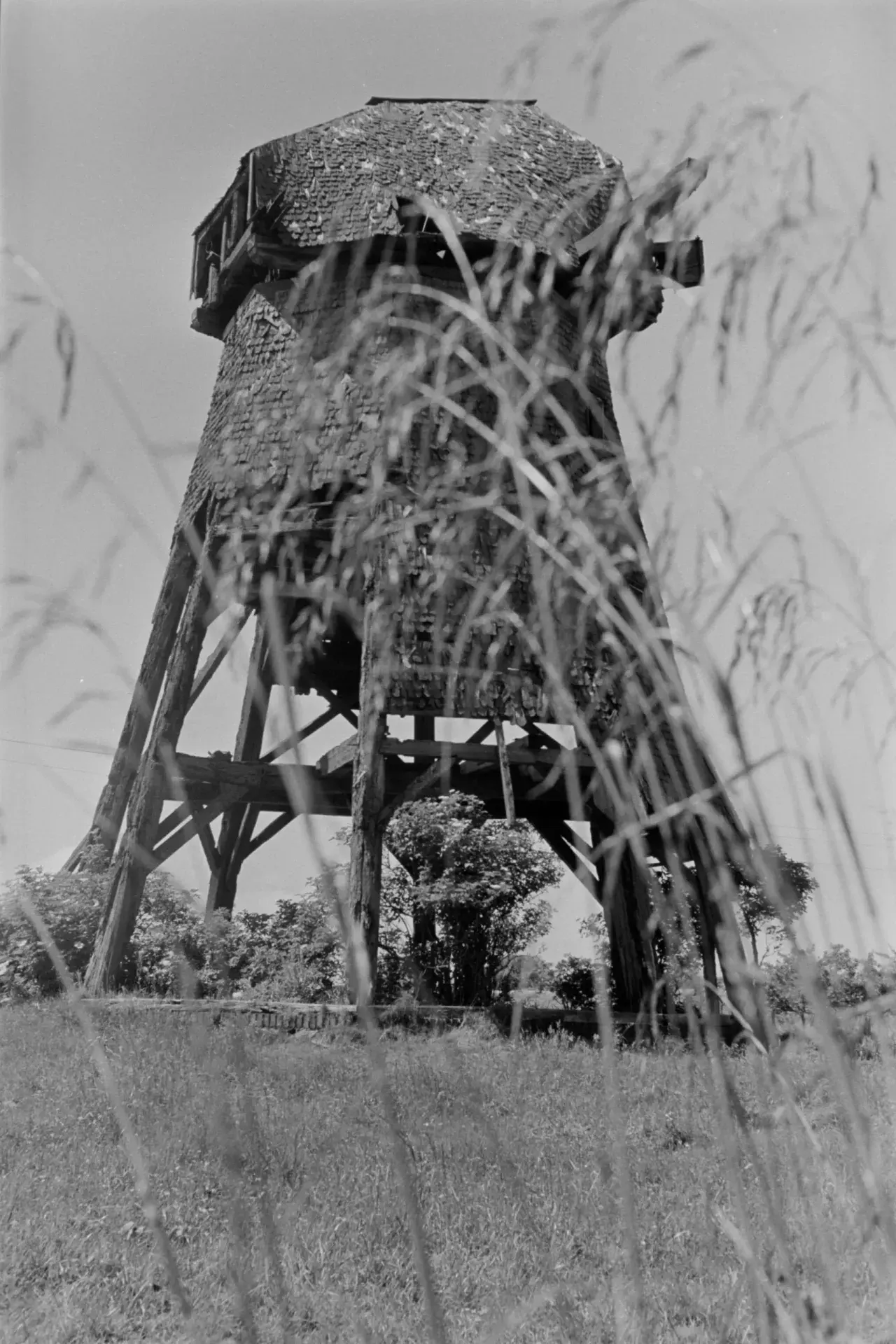 Die alte, verfallene Mühle in einer historischen Schwarz-Weiß-Aufnahme