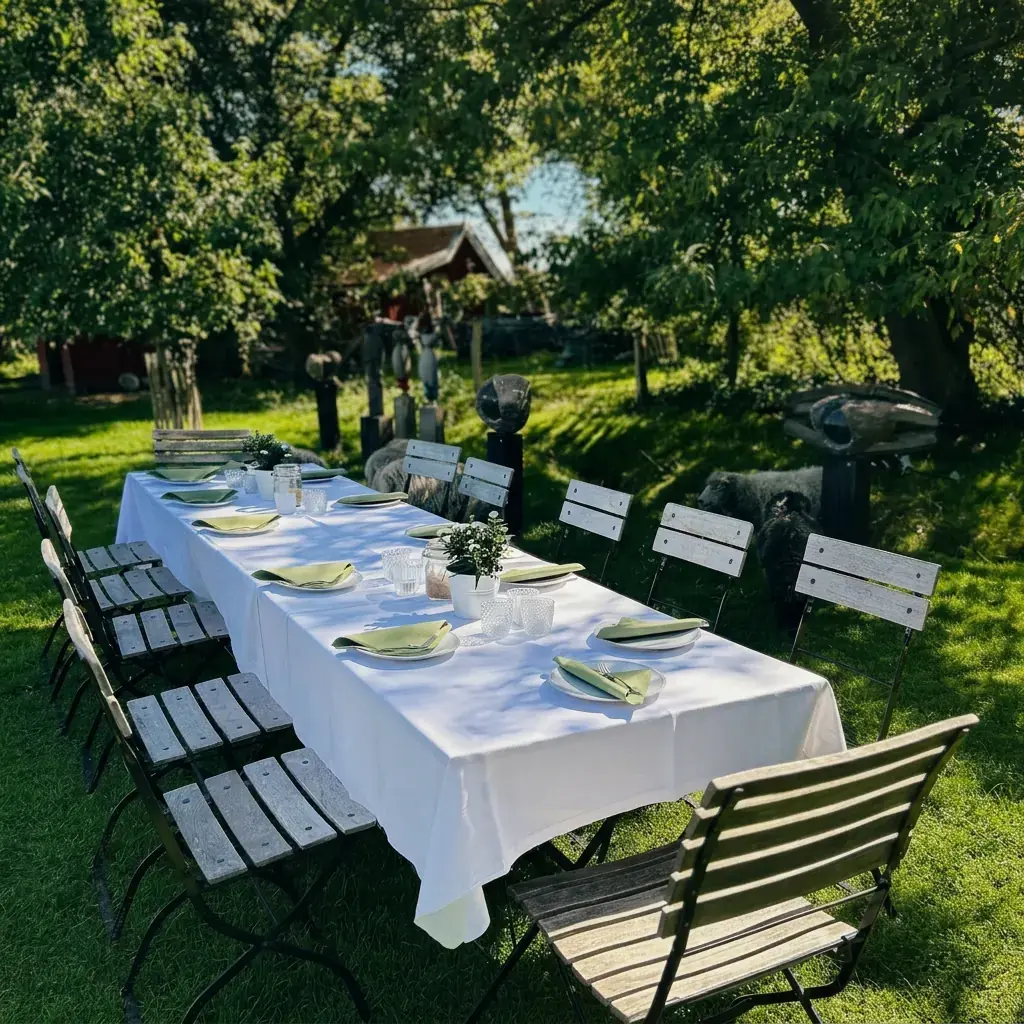 Festlich gedeckte lange Tafel im sommerlichen Garten der Mühle Ahrenshoop