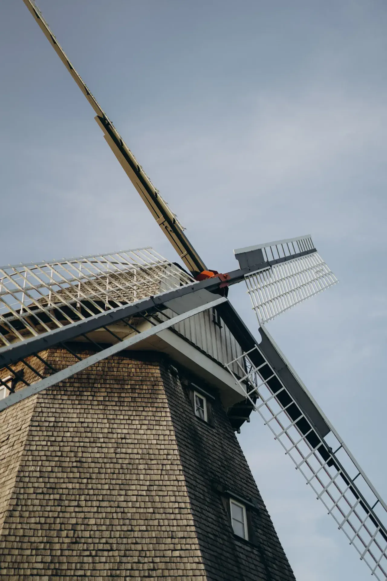 Die Mühle Ahrenshoop vor weitem Himmel